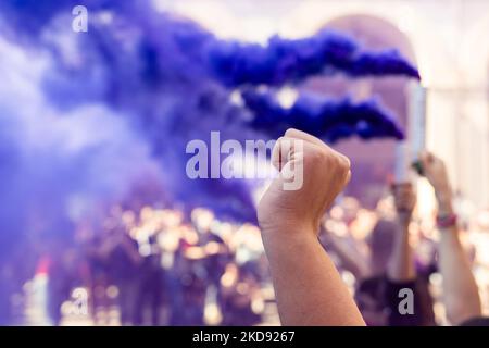 Nicht weniger feministische Demonstration in Turin während des 1. Mai-Tages, um für die Gewalt gegen Frauen während des Krieges in der Ukraine zu protestieren, in Turin, Italien, am 1. Mai 2022 (Foto: Mauro Ujetto/NurPhoto) Stockfoto