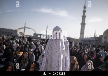 Eine iranisch verschleierte muslimische Frau betet vor der heiligen Moschee von Jamkaran vor Beginn der Eid-al-Fitr-Massengebetszeremonie in der heiligen Stadt Qom, 145 km (90 Meilen) südlich von Teheran, zwei Jahre nach dem Ausbruch des neuen Coronavirus (COVID-19), am 3. Mai 2022. (Foto von Morteza Nikoubazl/NurPhoto) Stockfoto