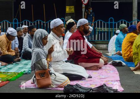 Ein kleines Mädchen wird während der Gebetszeit Eid-ul-fitr namaz in Kalkutta, Indien, am 3. Mai 2022 im Gebet gesehen.die muslimische Gemeinschaft von Kalkutta beobachtet Eid-UL-Fitr nach dem Ende des Ramadan-Monats. (Foto von Debarchan Chatterjee/NurPhoto) Stockfoto