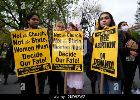 Die Menschen protestieren als Reaktion auf die Enthüllung des Entwurfs des Abtreibungsurteils des Obersten Gerichtshofs der USA am 3. Mai 2022 in New York. - Der Oberste Gerichtshof ist bereit, das Recht auf Abtreibung in den USA zu streichen, laut einem durchgesickerten Entwurf einer Mehrheitsmeinung, der fast 50 Jahre Verfassungsschutz schredder würde. Der von Politico erhaltene Entwurf wurde von Richter Samuel Alito verfasst und wurde innerhalb des konservativ dominierten Gerichts in Umlauf gebracht, berichtete die Nachrichtenstelle. Politico betonte, dass es sich bei dem erhaltenen Dokument um einen Entwurf handelt und die Meinungen sich ändern könnten. Es wird erwartet, dass das Gericht eine Entscheidung b erlassen wird Stockfoto