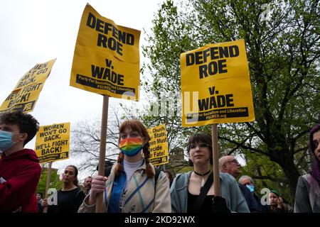 Die Menschen protestieren als Reaktion auf die Enthüllung des Entwurfs des Abtreibungsurteils des Obersten Gerichtshofs der USA am 3. Mai 2022 in New York. - Der Oberste Gerichtshof ist bereit, das Recht auf Abtreibung in den USA zu streichen, laut einem durchgesickerten Entwurf einer Mehrheitsmeinung, der fast 50 Jahre Verfassungsschutz schredder würde. Der von Politico erhaltene Entwurf wurde von Richter Samuel Alito verfasst und wurde innerhalb des konservativ dominierten Gerichts in Umlauf gebracht, berichtete die Nachrichtenstelle. Politico betonte, dass es sich bei dem erhaltenen Dokument um einen Entwurf handelt und die Meinungen sich ändern könnten. Es wird erwartet, dass das Gericht eine Entscheidung b erlassen wird Stockfoto