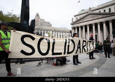 Tausende von Demonstranten, die sich für Abtreibungsrechte eingesetzt haben, versammelten sich am 3. Mai 2022 auf dem Foley Square in New York City und protestierten später gegen den durchgesickerten Stellungnahmeentwurf des Obersten Gerichtshofs Samuel Alito, der vorschlug, dass Roe gegen Wade in den kommenden Monaten niedergeschlagen werden würde. (Foto von Karla Ann Cote/NurPhoto) Stockfoto