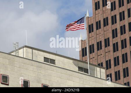 Die amerikanische Flagge fliegt am 3.. Mai 2022 hoch über dem Bundesgericht in Houston, Texas, als unten ein großer Protest gegen den möglichen Umstürzen von Roe v. Wade inszeniert wird. (Foto von Reginald Mathalone/NurPhoto) Stockfoto