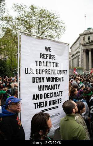 Tausende von Demonstranten, die sich für Abtreibungsrechte eingesetzt haben, versammelten sich am 3. Mai 2022 auf dem Foley Square in New York City und protestierten später gegen den durchgesickerten Stellungnahmeentwurf des Obersten Gerichtshofs Samuel Alito, der vorschlug, dass Roe gegen Wade in den kommenden Monaten niedergeschlagen werden würde. (Foto von Karla Ann Cote/NurPhoto) Stockfoto