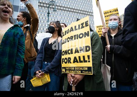 Tausende von Demonstranten, die sich für Abtreibungsrechte eingesetzt haben, versammelten sich am 3. Mai 2022 auf dem Foley Square in New York City und protestierten später gegen den durchgesickerten Stellungnahmeentwurf des Obersten Gerichtshofs Samuel Alito, der vorschlug, dass Roe gegen Wade in den kommenden Monaten niedergeschlagen werden würde. (Foto von Karla Ann Cote/NurPhoto) Stockfoto