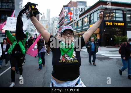 Tausende von Demonstranten, die sich für Abtreibungsrechte eingesetzt haben, versammelten sich am 3. Mai 2022 auf dem Foley Square in New York City und protestierten später gegen den durchgesickerten Stellungnahmeentwurf des Obersten Gerichtshofs Samuel Alito, der vorschlug, dass Roe gegen Wade in den kommenden Monaten niedergeschlagen werden würde. (Foto von Karla Ann Cote/NurPhoto) Stockfoto