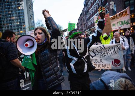 Tausende von Demonstranten, die sich für Abtreibungsrechte eingesetzt haben, versammelten sich am 3. Mai 2022 auf dem Foley Square in New York City und protestierten später gegen den durchgesickerten Stellungnahmeentwurf des Obersten Gerichtshofs Samuel Alito, der vorschlug, dass Roe gegen Wade in den kommenden Monaten niedergeschlagen werden würde. (Foto von Karla Ann Cote/NurPhoto) Stockfoto