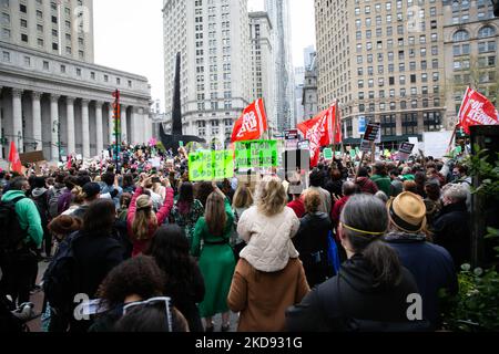 Tausende von Demonstranten, die sich für Abtreibungsrechte eingesetzt haben, versammelten sich am 3. Mai 2022 auf dem Foley Square in New York City und protestierten später gegen den durchgesickerten Stellungnahmeentwurf des Obersten Gerichtshofs Samuel Alito, der vorschlug, dass Roe gegen Wade in den kommenden Monaten niedergeschlagen werden würde. (Foto von Karla Ann Cote/NurPhoto) Stockfoto