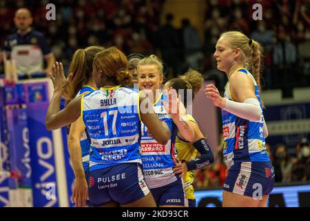 Das Glück der Spieler von Conegliano während des Volleyball-Spiels der italienischen Serie A1 Frauen Play Off - Vero Volley Monza gegen Prosecco Doc Imoco Volley Conegliano am 03. Mai 2022 in der Arena di Monza in Monza, Italien (Foto: Valerio Origo/LiveMedia/NurPhoto) Stockfoto