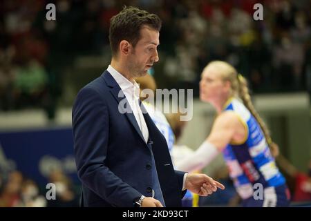 Cheftrainer DANIELE SANTARELLI (Imoco Volley Conegliano) während des Volleyball Italian Serie A1 Frauenspiel Play Off - Vero Volley Monza gegen Prosecco Doc Imoco Volley Conegliano am 03. Mai 2022 in der Arena di Monza in Monza, Italien (Foto von Valerio Origo/LiveMedia/NurPhoto) Stockfoto