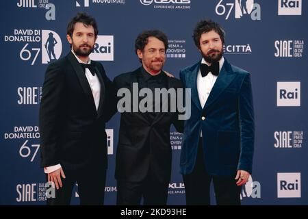 (L-R) Fabio D'Innocenzo, Elio Germano und Damiano D'Innocenzo nehmen am 03. Mai 67. am Roten Teppich von David Di Donatello in 2022 Rom, Italien, Teil. (Foto von Luca Carlino/NurPhoto) Stockfoto