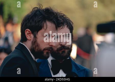 Die Regisseure Fabio D'Innocenzo und Damiano D'Innocenzo besuchen am 03. Mai 2022 den roten Teppich von David Di Donatello 67. in Rom, Italien. (Foto von Luca Carlino/NurPhoto) Stockfoto