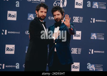 Die Regisseure Fabio D'Innocenzo und Damiano D'Innocenzo besuchen am 03. Mai 2022 den roten Teppich von David Di Donatello 67. in Rom, Italien. (Foto von Luca Carlino/NurPhoto) Stockfoto