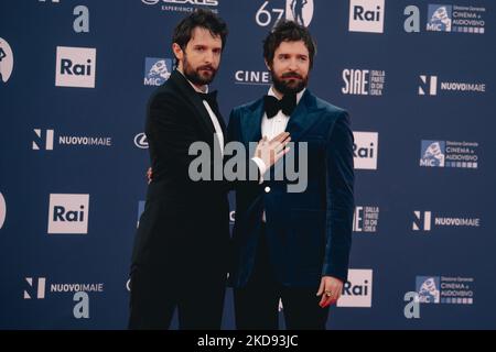 Die Regisseure Fabio D'Innocenzo und Damiano D'Innocenzo besuchen am 03. Mai 2022 den roten Teppich von David Di Donatello 67. in Rom, Italien. (Foto von Luca Carlino/NurPhoto) Stockfoto