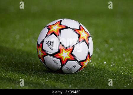 Der offizielle Spielball wird vor dem UEFA Champions League Semifinal Leg Two Spiel zwischen Villarreal CF und Liverpool FC im Estadio de la Ceramica, 3. Mai 2022, Villarreal, Spanien, gesehen. (Foto von David Aliaga/NurPhoto) Stockfoto