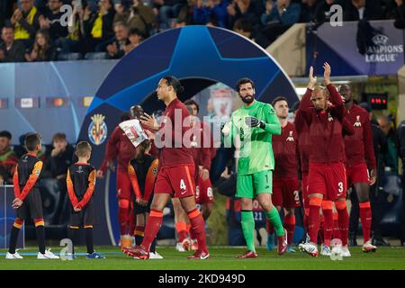 Liverpool-Spieler treten vor dem UEFA Champions League Semifinal Leg Two Spiel zwischen Villarreal CF und Liverpool FC im Estadio de la Ceramica, 3. Mai 2022, Villarreal, Spanien, auf den Platz ein. (Foto von David Aliaga/NurPhoto) Stockfoto