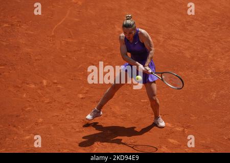 Simona Halep aus Rumänien spielt ihr Viertelfinalspiel gegen Ons Jabeur aus Tunesien am siebten Tag der Mutua Madrid Open am 04. Mai 2022 in La Caja Magica in Madrid, Spanien (Foto: Oscar Gonzalez/NurPhoto) Stockfoto