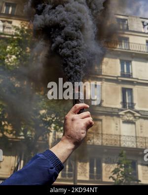 Demonstranten versammelten sich am 1. Mai 2022 zum traditionellen 1. Mai in Paris, Frankreich. Während der Kundgebung kam es zu Zusammenstößen und 50 Personen wurden von der Polizei beschlagnahmt (Foto: Adnan Farzat/NurPhoto) Stockfoto