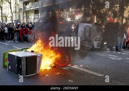 Demonstranten versammelten sich am 1. Mai 2022 zum traditionellen 1. Mai in Paris, Frankreich. Während der Kundgebung kam es zu Zusammenstößen und 50 Personen wurden von der Polizei beschlagnahmt (Foto: Adnan Farzat/NurPhoto) Stockfoto