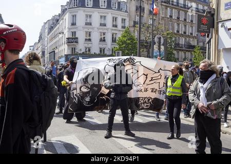 Demonstranten versammelten sich am 1. Mai 2022 zum traditionellen 1. Mai in Paris, Frankreich. Während der Kundgebung kam es zu Zusammenstößen und 50 Personen wurden von der Polizei beschlagnahmt (Foto: Adnan Farzat/NurPhoto) Stockfoto