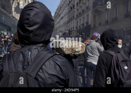 Demonstranten versammelten sich am 1. Mai 2022 zum traditionellen 1. Mai in Paris, Frankreich. Während der Kundgebung kam es zu Zusammenstößen und 50 Personen wurden von der Polizei beschlagnahmt (Foto: Adnan Farzat/NurPhoto) Stockfoto