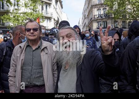 Demonstranten versammelten sich am 1. Mai 2022 zum traditionellen 1. Mai in Paris, Frankreich. Während der Kundgebung kam es zu Zusammenstößen und 50 Personen wurden von der Polizei beschlagnahmt (Foto: Adnan Farzat/NurPhoto) Stockfoto