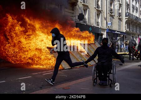 Demonstranten versammelten sich am 1. Mai 2022 zum traditionellen 1. Mai in Paris, Frankreich. Während der Kundgebung kam es zu Zusammenstößen und 50 Personen wurden von der Polizei beschlagnahmt (Foto: Adnan Farzat/NurPhoto) Stockfoto