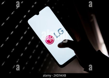 In dieser Abbildung ist ein Logo der LG Corp. Zu sehen, das am 4. Mai 2022 auf einem Smartphone-Bildschirm in Athen, Griechenland, zu sehen ist. (Foto von Nikolas Kokovlis/NurPhoto) Stockfoto