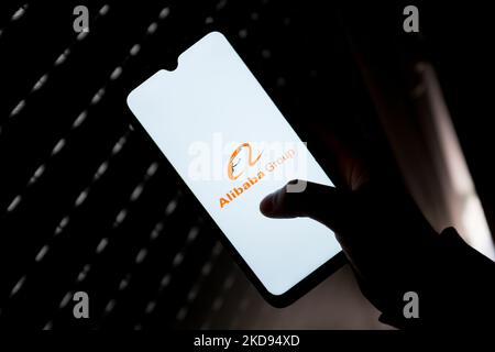 In dieser Abbildung ist ein Logo der Alibaba Group zu sehen, das am 4. Mai 2022 auf einem Smartphone-Bildschirm in Athen, Griechenland, zu sehen ist. (Foto von Nikolas Kokovlis/NurPhoto) Stockfoto