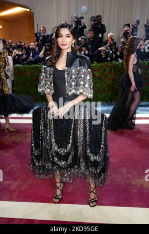 NEW YORK, NEW YORK - 02. MAI: Gemma Chan nimmt an der Met Gala 2022 Teil, die am 02. Mai 2022 im Metropolitan Museum of Art in New York City das Thema „in America: An Anthology of Fashion“ feiert. (Foto von John Nacion/NurPhoto) Stockfoto