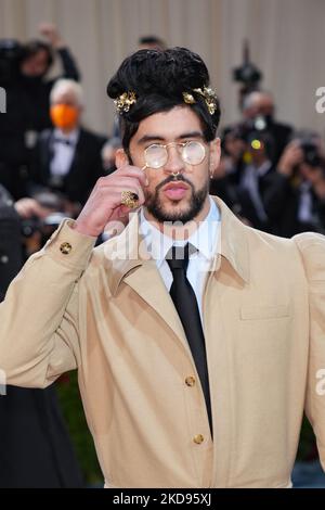 NEW YORK, NEW YORK - 02. MAI: Bad Bunny nimmt an der Met Gala 2022 Teil, die am 02. Mai 2022 im Metropolitan Museum of Art in New York City das Thema „in America: An Anthology of Fashion“ feiert. (Foto von John Nacion/NurPhoto) Stockfoto