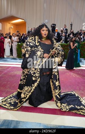 NEW YORK, NEW YORK - 02. MAI: Lizzo nimmt an der Met Gala 2022 Teil, die am 02. Mai 2022 im Metropolitan Museum of Art in New York City das Thema „in America: An Anthology of Fashion“ feiert. (Foto von John Nacion/NurPhoto) Stockfoto