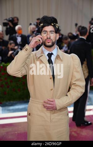 NEW YORK, NEW YORK - 02. MAI: Bad Bunny nimmt an der Met Gala 2022 Teil, die am 02. Mai 2022 im Metropolitan Museum of Art in New York City das Thema „in America: An Anthology of Fashion“ feiert. (Foto von John Nacion/NurPhoto) Stockfoto