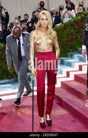 NEW YORK, NEW YORK - 02. MAI: Cara Delevingne nimmt an der Met Gala 2022 Teil, die am 02. Mai 2022 im Metropolitan Museum of Art in New York City das Thema „in America: An Anthology of Fashion“ feiert. (Foto von John Nacion/NurPhoto) Stockfoto