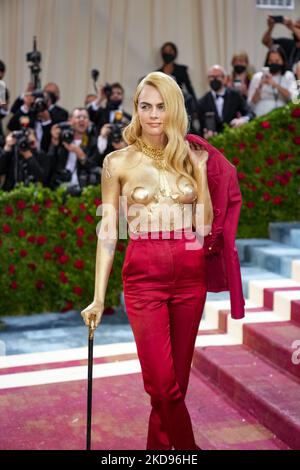 NEW YORK, NEW YORK - 02. MAI: Cara Delevingne nimmt an der Met Gala 2022 Teil, die am 02. Mai 2022 im Metropolitan Museum of Art in New York City das Thema „in America: An Anthology of Fashion“ feiert. (Foto von John Nacion/NurPhoto) Stockfoto