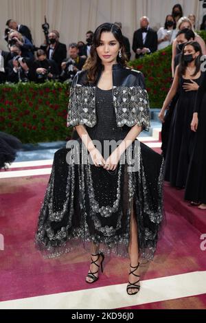 NEW YORK, NEW YORK - 02. MAI: Gemma Chan nimmt an der Met Gala 2022 Teil, die am 02. Mai 2022 im Metropolitan Museum of Art in New York City das Thema „in America: An Anthology of Fashion“ feiert. (Foto von John Nacion/NurPhoto) Stockfoto