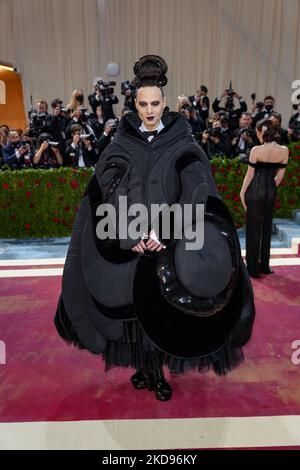 NEW YORK, NEW YORK - 02. MAI: Jordan Roth nimmt an der Met Gala 2022 Teil, die am 02. Mai 2022 im Metropolitan Museum of Art in New York City "in America: An Anthology of Fashion" feiert. (Foto von John Nacion/NurPhoto) Stockfoto