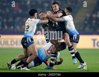 Der Neuseeländer Joseph Tapine wird während des Viertelfinalspiels der Rugby League World Cup im MKM Stadium, Kingston upon Hull, angegangen. Bilddatum: Samstag, 5. November 2022. Stockfoto