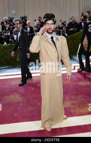 NEW YORK, NEW YORK - 02. MAI: Bad Bunny nimmt an der Met Gala 2022 Teil, die am 02. Mai 2022 im Metropolitan Museum of Art in New York City das Thema „in America: An Anthology of Fashion“ feiert. (Foto von John Nacion/NurPhoto) Stockfoto