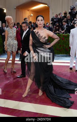 NEW YORK, NEW YORK - 02. MAI: Katy Perry nimmt an der Met Gala 2022 Teil, bei der am 02. Mai 2022 in New York City die Veranstaltung „in America: An Anthology of Fashion“ im Metropolitan Museum of Art gefeiert wird. (Foto von John Nacion/NurPhoto) Stockfoto