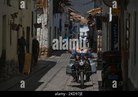 Blick auf eine typische schmale Straße im alten Stadtteil Cusco San Blas, dem malerischsten Viertel der Stadt, das durch enge und steile Straßen, Kolonialhäuser aus Inka-Steinmauern und zahlreiche Kunstwerkstätten gekennzeichnet ist. Am Freitag, den 15. April 2022, in Cusco, Peru. (Foto von Artur Widak/NurPhoto) Stockfoto