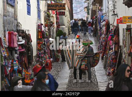 Blick auf eine typische schmale Straße mit Souvenirläden in der Altstadt von Cusco San Blas, dem malerischsten Viertel der Stadt am Freitag, 15. April 2022, in Cusco, Peru. (Foto von Artur Widak/NurPhoto) Stockfoto