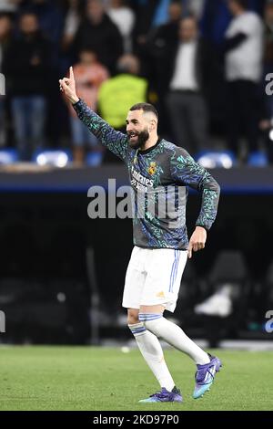 Karim Benzema von Real Madrid feiert den Sieg nach dem UEFA Champions League Halbfinale der zweiten Etappe zwischen Real Madrid und Manchester City am 4. Mai 2022 im Estadio Santiago Bernabeu in Madrid, Spanien. (Foto von Jose Breton/Pics Action/NurPhoto) Stockfoto