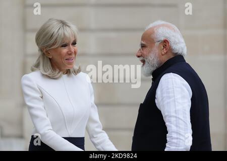 Brigitte Macron (L) - Ehefrau des französischen Präsidenten Macron - begrüßt den indischen Premierminister Narendra Modi (R) im Präsidentenpalast von Elysee - 4. Mai 2022, Paris (Foto: Daniel Pier/NurPhoto) Stockfoto