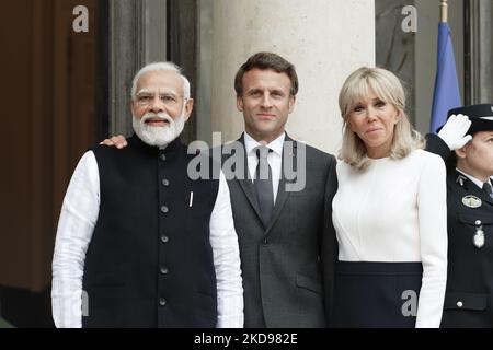 Der französische Präsident Emmanuel (C) Macron begrüßt mit seiner Frau Brigitte Macron (R) den indischen Premierminister Narendra Modi (L) im Präsidentenpalast von Elysee - 4. Mai 2022, Paris (Foto: Daniel Pier/NurPhoto) Stockfoto