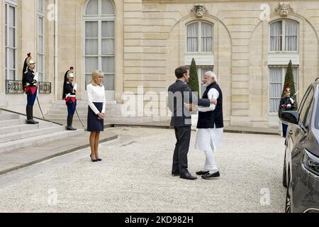 Der französische Präsident Emmanuel Macron begrüßt den indischen Premierminister Narendra Modi im Präsidentenpalast von Elysee - 4. Mai 2022, Paris (Foto: Daniel Pier/NurPhoto) Stockfoto