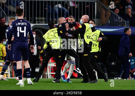 Ein Eindringling umarmt benzema während des UEFA Champions League Halbfinale der zweiten Etappe zwischen Real Madrid und Manchester City im Santiago Bernabeu Stadium in Madrid. (Foto von DAX Images/NurPhoto) Stockfoto