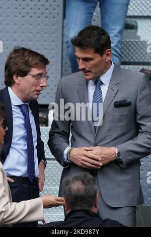 Iker Casillas und José Luis Martínez-Almeida am siebten Tag der Mutua Madrid Open in La Caja Mágica am 4. Mai 2022 in Madrid, Spanien (Foto von Oscar Gonzalez/NurPhoto) Stockfoto