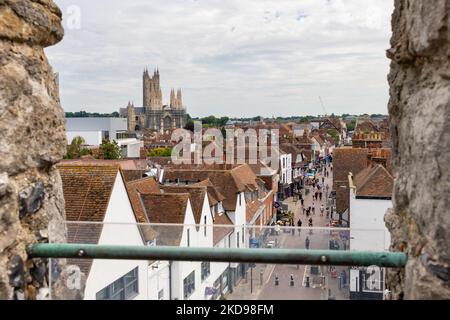 Blick auf die Canterbury High Street und die Kathedrale von Canterbury von den Westgate Towers und City Gaol, Canterbury, Kent, England, Großbritannien Stockfoto