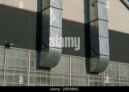 Lüftungsanlage Gebäude: Schornstein eines Industriegebäudes mit Rauchabgang für ein Heizungs- und Lüftungssystem, aus glänzendem verzinktem Metall. Stockfoto